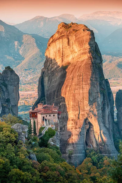 著名的流星雨目的地之一 位于高山悬崖上的卢萨诺斯圣芭芭拉神殿 游客和朝圣者必须参观希腊的一些地方 — 图库照片