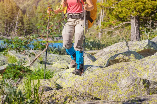 Caminhante Usa Polainas Impermeáveis Sobre Botas Trekking Andando Com Paus — Fotografia de Stock