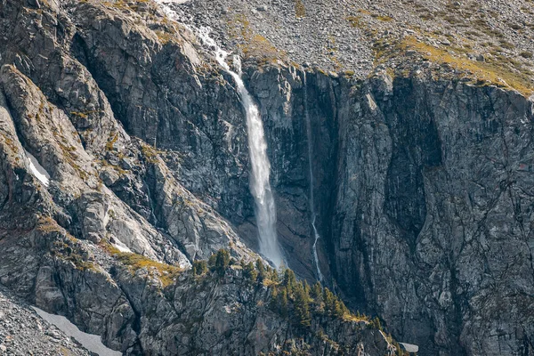 在荒野中山脉的斜坡上 瀑布层叠而上 — 图库照片