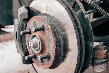Araba bir tamirci tarafından incelendiğinde paslı ve eski bir fren diski tamir edilir ya da değiştirilir. Güvenlik ve fren sistemi aşınması.
