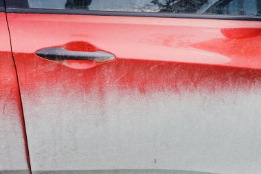 Baharda yıkanmamış ve kirli bir araba kapısı. Şehir sokaklarında yol temizliği ve ekoloji kavramı