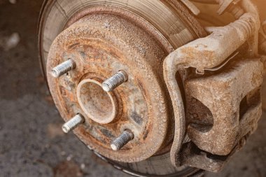 Araba bir tamirci tarafından incelendiğinde paslı ve eski bir fren diski tamir edilir ya da değiştirilir. Güvenlik ve fren sistemi aşınması.