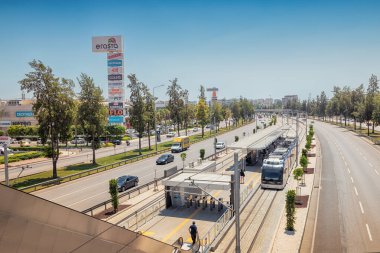 16 Mayıs 2022, Antalya, Türkiye: Çağdaş kentteki yüksek hızlı otoyola paralel olarak elektrik eko tramvayı