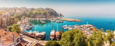 Antalya 'daki eski Kaleici kasabası yakınlarında yat limanı bulunan pitoresk körfezin havadan görüntüsü. Türk Rivierası ve tatil köyü