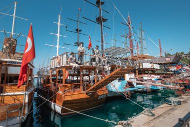 16 Mayıs 2022, Antalya, Türkiye: Rıhtımdaki korsan turistik gemiler.