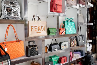16 Mayıs 2022, Antalya, Türkiye: Dünyaca ünlü moda aksesuarlarının Gucci, Yves Saint Laurent, Chanel ve diğerleri gibi pazarda satılık çantalarının sahteleri