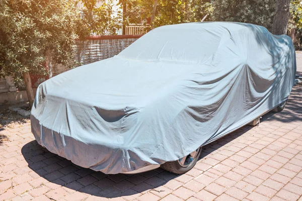 Car Covered Cloth Protects Dust Solar Radiation Other Atmospheric Influences — Stock Photo, Image