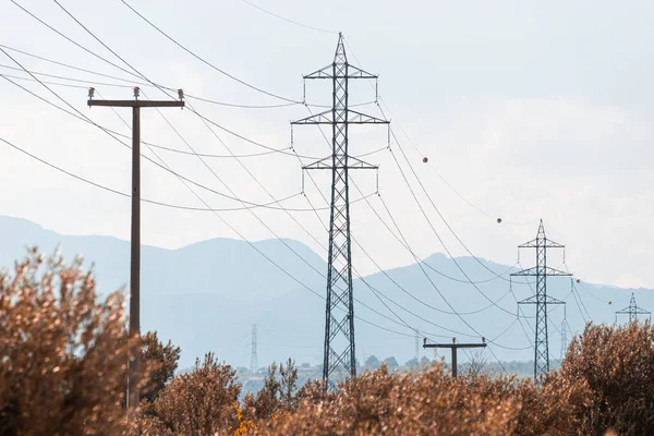 Kablolu Bir Elektrik Direği Arka Planda Dağları Olan Tüketicilere Enerji — Stok fotoğraf