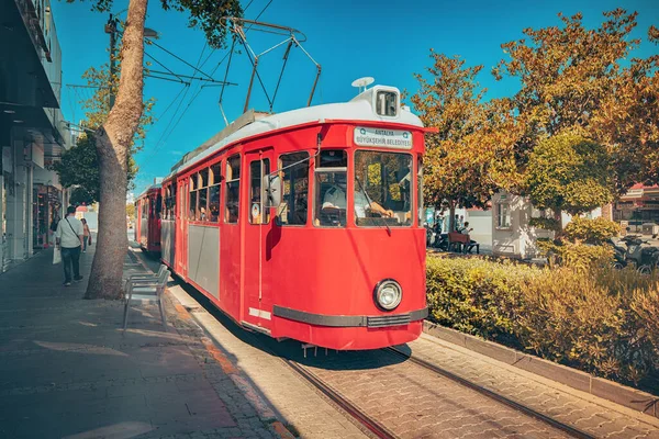 18 Mayıs 2022, Antalya, Türkiye: Antalya sokaklarında geçen kırmızı retro tramvay. Seyahat ulaşımı ve eğlenceleri