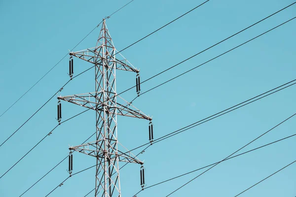 Kablolu Bir Elektrik Direği Tüketicilere Enerji Iletir Altyapı Endüstri — Stok fotoğraf