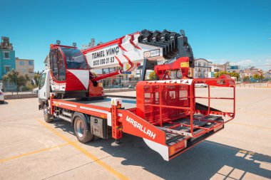 16 Mayıs 2022, Antalya, Türkiye: platformlu otomobil. İnşaat, acil durum ve bakım için mobil makine