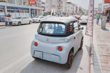 19 Mayıs 2022, Antalya, Türkiye: Citroen Ami mini elektrikli araba şehir caddesinde park edildi. Küçük ve komik modern eko taşımacılık