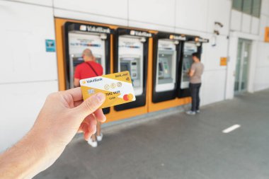 18 Mayıs 2022, Antalya, Türkiye: Türkiye 'de müşterilerin banka hesabına para çektiği veya yatırdığı ATM' lerin arka planına kıyasla Vakif Türkçe plastik kartı