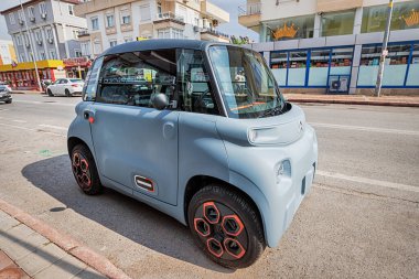 19 Mayıs 2022, Antalya, Türkiye: Citroen Ami mini elektrikli araba şehir caddesinde park edildi. Küçük ve komik modern eko taşımacılık