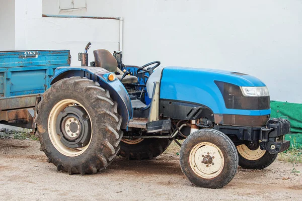 Traktor Dengan Trailer Dekat Peternakan Pertanian Dan Berat Konsep Mesin — Stok Foto