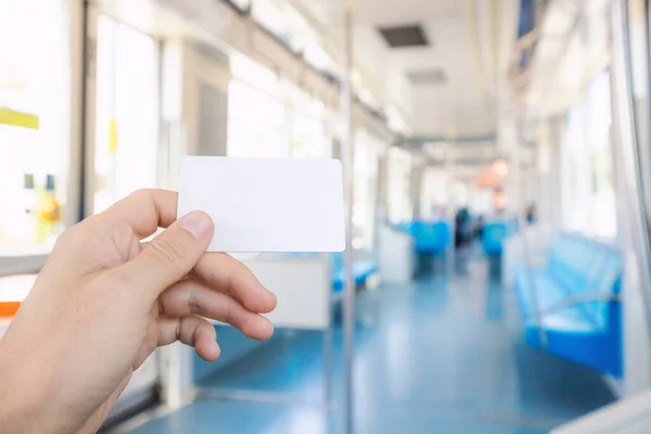 Рука Пасажира Який Тримає Білу Порожню Картку Безконтактних Безготівкових Розрахунків — стокове фото