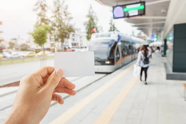 Рука Пасажира Який Тримає Білу Порожню Картку Безконтактного Безготівкового Розрахунку — стокове фото