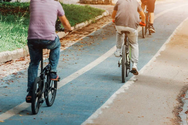Radfahrer Fahren Auf Einem Radweg Einem Park Mit Gemaltem Pflaster — Stockfoto