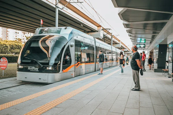 Mayıs 2022 Antalya Türkiye Durak Yolcularında Elektrik Eko Tramvayı Antrakt — Stok fotoğraf