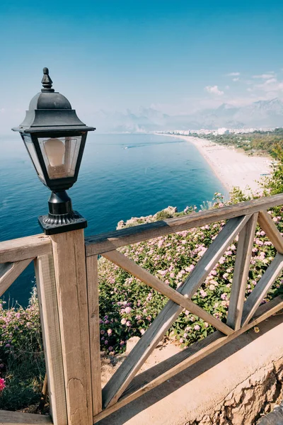 Знаменитый Пляж Коньяалты Живописный Панорамный Вид Вершины Скалы Декоративный Фонарь — стоковое фото
