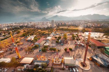 19 Mayıs 2022, Antalya, Türkiye: Aktur lunaparkı ve çeşitli eğlenceler. Antalya 'nın kalbindeki dönme dolaptan hava manzarası