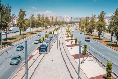 16 Mayıs 2022, Antalya, Türkiye: Çağdaş kentteki yüksek hızlı otoyola paralel olarak elektrik eko tramvayı