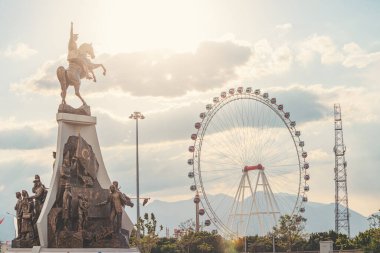 19 Mayıs 2022, Antalya, Türkiye: Antalya dönme dolap lunaparkı ve Mustafa Kemal Atatürk binicilik heykeli
