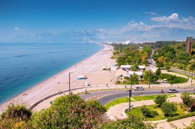 Meşhur Konyaalti plajı, trafiğin dolambaçlı olduğu manzaralı panoramik manzara. Türkiye ve Antalya 'nın seyahat noktaları ve Akdeniz nehri