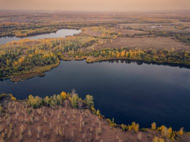 Bataklık ve bataklıktaki kanalların ve derelerin havadan görüntüsü. Balıkçılık ve çevre kavramı