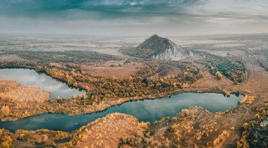 Bashkortostan 'ın popüler cazibesinin havadan görünüşü - Shikhan Dağı, tarih öncesi mevduatları ve çevresindeki sayısız gölleriyle ünlüdür.