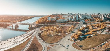 Şehirdeki trafik ve ulaşım. Nehrin üzerinden geçen caddelerin ve kavşakların panoramik hava görüntüsü