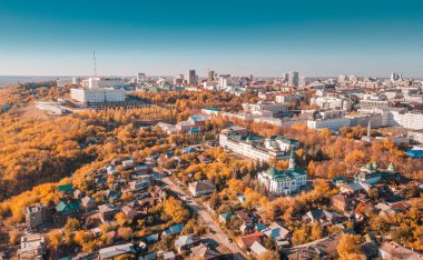Şehir merkezi ve şehir merkezinin havadan görünüşü. Altından sonbahar manzaralı idari ve hükümet binaları.
