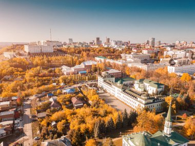 Şehir merkezi ve şehir merkezinin havadan görünüşü. Altından sonbahar manzaralı idari ve hükümet binaları.