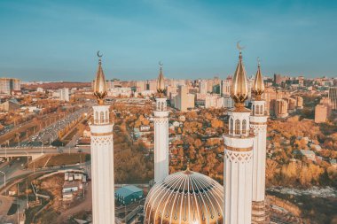 Ufa 'da işlek bir otoyolun yakınındaki İslami camiinin havadan görünüşü. Rusya 'nın manzaraları ve popüler şehirleri.
