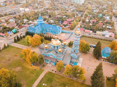 Kutsal Bakire Katedrali 'nin Noel' i şehir bloğunun etrafındaki hava manzarası. Dini ve seyahat eğlenceleri ve varış yerleri