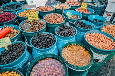 21 Mayıs 2022, Antalya, Türkiye: Tuzlu ve turşulu çeşitli zeytin türleri yerel çiftçi pazarında satılıyor.