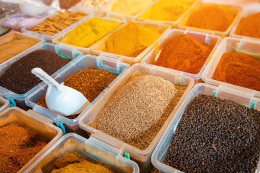 Piyasadaki tezgahta çeşitli baharatlar ve baharatlar var.