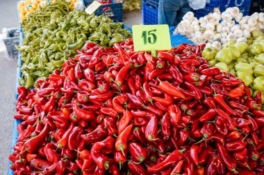 Yerel çiftçi pazarında satılık kırmızı organik biber. Tarım sektörü ve hasat konsepti. Lezzetli ve sağlıklı ürün.