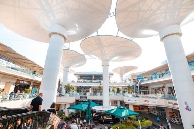 20 Mayıs 2022, Antalya, Türkiye: Çatı, fütüristik sütun ağaçları ve ticari mağazaları olmayan modern bir Erasta Alışveriş Merkezi 'nin alışılmadık iç mekanı