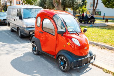 20 Mayıs 2022, Antalya, Türkiye: Çin Regal Raptor Motors model K5 mini elektrikli araba şehir caddesinde park edildi. Küçük ve komik modern eko taşımacılık