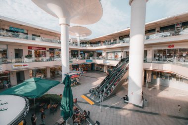 20 Mayıs 2022, Antalya, Türkiye: Çatı, fütüristik sütun ağaçları ve ticari mağazaları olmayan modern bir Erasta Alışveriş Merkezi 'nin alışılmadık iç mekanı