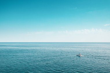 Tek başına gemi ya da yat açık denizde yüzüyor. Minimalizm ve tatil geçmişi