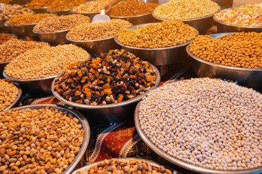 Kızarmış nohut, kurutulmuş meyve ve diğer fındıklar yerel pazarda ya da doğu pazarında çiftçi tezgahında.