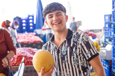 24 Mayıs 2022, Antalya, Türkiye: Mutlu adam çiftçi pazarında kavun ve mevsimlik hasat satıyor