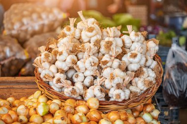 Çiftçi pazarında bir avuç sarımsak satılıyor. Baharat ve baharat konsepti