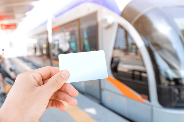 Mão Passageiro Segurando Cartão Branco Vazio Para Pagar Sem Contato — Fotografia de Stock