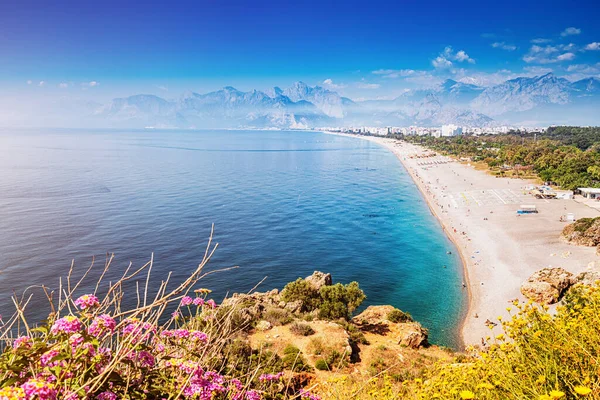 Kända Konyaalti Stranden Naturskön Panoramautsikt Från Cliif Topp Resmål Turkiet — Stockfoto