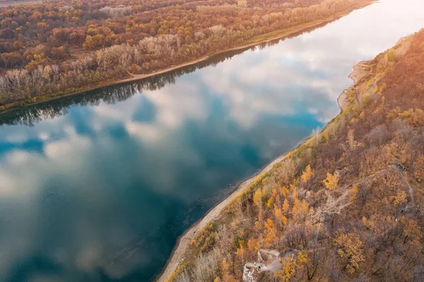 Luchtfoto Van Dramatische Zonsondergang Hemel Reflecterend Rivier Herfst — Stockfoto