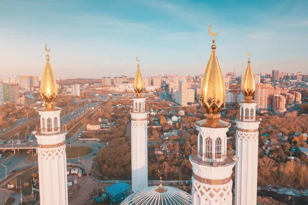 Vzdušný Neobvyklý Pohled Minarety Majestátní Mešity Muslimská Náboženská Architektura Koncepce — Stock fotografie