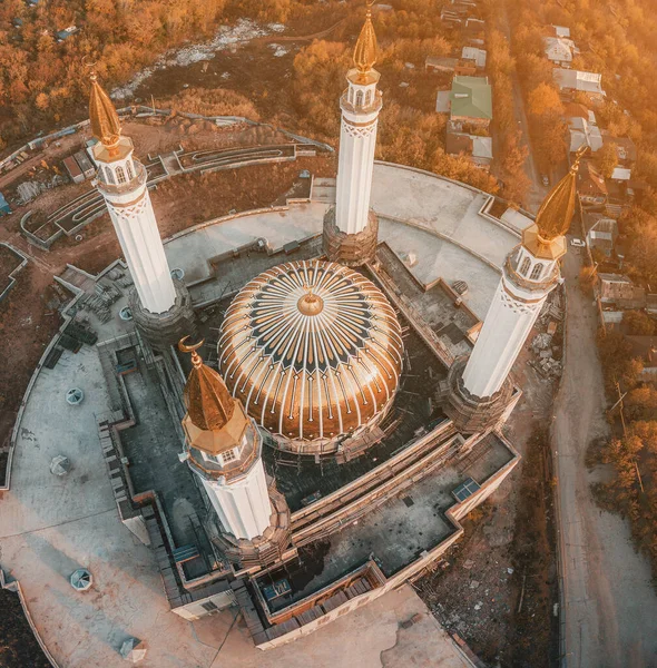 Niezwykły Widok Minarety Majestatycznego Meczetu Koncepcja Architektury Muzułmańskiej Religijnej — Zdjęcie stockowe